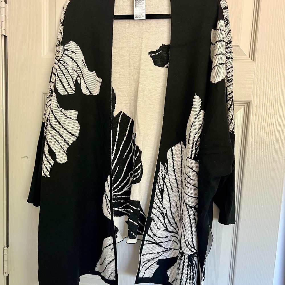 Chico's Black and White Floral Women's Poncho